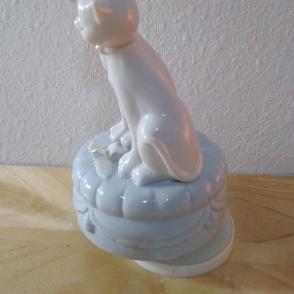 Vintage Porcelain Cats Music Box - Picture 5 of 10